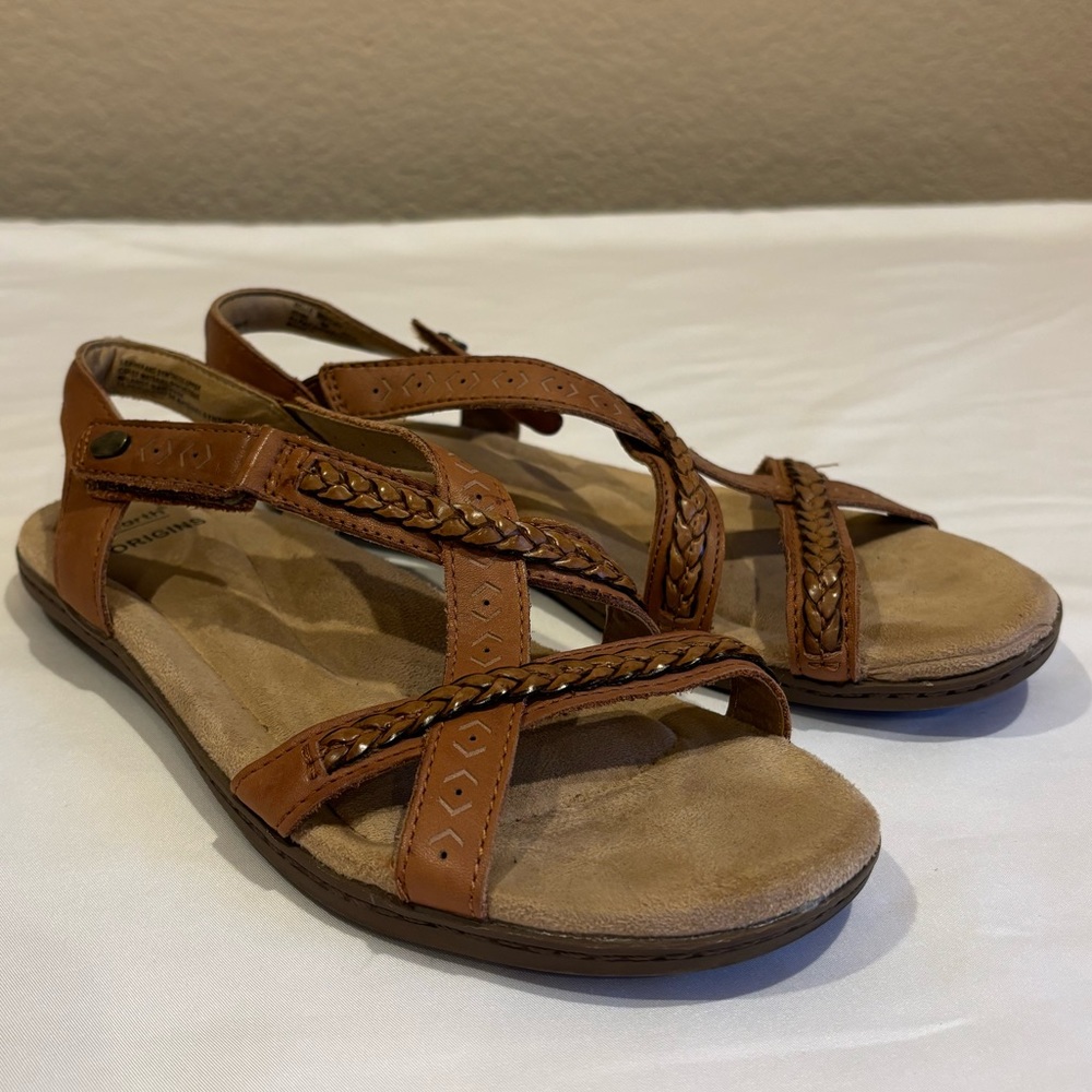 Earth Origins Women’s Size 6M Flat Strappy Sandals Belle Bentley Open Toe Tan